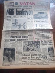 Vatan Gazetesi - Turkish Newspaper - 3 Haziran 1962 - yeni hükümeti kurma görevini aldığı Dün resmen açıklanan İsmet İnönü'nün niyeti milli koalisyon - reformlar için CHP garantiler isteyecek - Nurettin Ardıçoğlu CMKP milli bir koalisyon istiyor dedi - Cumhuriyetçi  Köylü Millet Partisi kesin olarak ikiye parçalandı - Türk doktoru Atilla M. Yetiş Amerika'da büyük başarıya ulaştı - Liman tahmil ve tahliye işçileri sendikası vatan haini değiliz fotoğraf - Türkiye'de ilk defa av köpekleri yarışması yapıldı fotoğraf - Eskişehir şehitleri için hazin bir tören yapıldı - Karaman'da dil Bayramı dün başladı - Atatürk çocuk kulübü kuruldu - Batı sineması - Meşrutiyet kıraathanesi Yazan Rıfat Ilgaz - Üç perdelik cinayet yazan agatha christie çeviren Ülkü Tamer Yazı Dizisi - cezayirde yaşayan Fransızlar müthiş bir panik halinde - Safiye Ayla'nın evi soyuldu - Yeşildirek karşıyaka'yı tek golle mağlup etti - Beşiktaş 2 Fenerbahçe 0 - Beşiktaş Kongresi bugün yapılıyor Hakkı Yeten rakipsiz fotoğraf