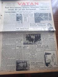 Vatan Gazetesi - Turkish Newspaper - 27 Kasım 1954 - korkunç bir yangın kapalıçarşı ve civarını baştan başa kül haline getirdi fotoğraf - binlerce dükkanı yakan ateş kalpakçılardan çıktı zarar 1 milyar liraya yakın - itfaiye fırın ağzını andıran kapıdan içeri giremiyor fotoğraf - 5 itfaiye eri yaralandı 2 polis ve bazı Çarşı bekçilerinin yanmış olmasından endişe ediliyor - otomobil sevdası Yazan İsmail Ateş Yazı Dizisi - Florence Nightingale İstanbul tesisi müteşebbis heyeti toplandı - hak milletindir yazan Ahmet Emin Yalman Başmakale - Türk Gökü II tatbikati bitti - Adnan Menderes pakistan'a gidecek - Bedii Faik tekrar tahliye talep edecek - Türkiye ile Arap Devletleri arasında karayolu yapılacak - sanat aleminde yazan Ercüment Berker - Vörös Lobogo üçüncü maçını bugün Fenerbahçe ile yapıyor - dünya güreş şampiyonası - İngiliz futbolcuların muhtemel grevi - sporcu Erol Erükal'ın centilmenliği - futbol sahalarına kauçuk döşenecek - Morfin satan fabrikatör Necati Sarvazlar tutuldu