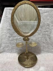 Hint Yapımı Pirinç Aynalı Takı Standı Hint el işçiliği pirinçten üretilmiş, üstü aynalı dekoratif takı standı. Üç küçük takı tabağı ve geniş taban haznesiyle kullanışlı ve vitrinlik bir parçadır. Temiz, sorunsuz durumdadır. Malzeme: Pirinç Menşei: Hindistan Dönem: 20. yy ortaları