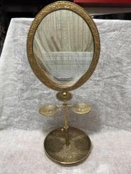 Hint Yapımı Pirinç Aynalı Takı Standı Hint el işçiliği pirinçten üretilmiş, üstü aynalı dekoratif takı standı. Üç küçük takı tabağı ve geniş taban haznesiyle kullanışlı ve vitrinlik bir parçadır. Temiz, sorunsuz durumdadır. Malzeme: Pirinç Menşei: Hindistan Dönem: 20. yy ortaları