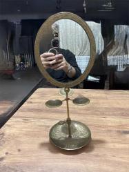 Hint Yapımı Pirinç Aynalı Takı Standı Hint el işçiliği pirinçten üretilmiş, üstü aynalı dekoratif takı standı. Üç küçük takı tabağı ve geniş taban haznesiyle kullanışlı ve vitrinlik bir parçadır. Temiz, sorunsuz durumdadır. Malzeme: Pirinç Menşei: Hindistan Dönem: 20. yy ortaları