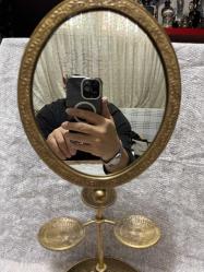 Hint Yapımı Pirinç Aynalı Takı Standı Hint el işçiliği pirinçten üretilmiş, üstü aynalı dekoratif takı standı. Üç küçük takı tabağı ve geniş taban haznesiyle kullanışlı ve vitrinlik bir parçadır. Temiz, sorunsuz durumdadır. Malzeme: Pirinç Menşei: Hindistan Dönem: 20. yy ortaları