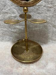 Hint Yapımı Pirinç Aynalı Takı Standı Hint el işçiliği pirinçten üretilmiş, üstü aynalı dekoratif takı standı. Üç küçük takı tabağı ve geniş taban haznesiyle kullanışlı ve vitrinlik bir parçadır. Temiz, sorunsuz durumdadır. Malzeme: Pirinç Menşei: Hindistan Dönem: 20. yy ortaları
