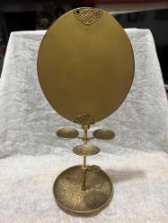 Hint Yapımı Pirinç Aynalı Takı Standı Hint el işçiliği pirinçten üretilmiş, üstü aynalı dekoratif takı standı. Üç küçük takı tabağı ve geniş taban haznesiyle kullanışlı ve vitrinlik bir parçadır. Temiz, sorunsuz durumdadır. Malzeme: Pirinç Menşei: Hindistan Dönem: 20. yy ortaları