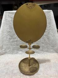 Hint Yapımı Pirinç Aynalı Takı Standı Hint el işçiliği pirinçten üretilmiş, üstü aynalı dekoratif takı standı. Üç küçük takı tabağı ve geniş taban haznesiyle kullanışlı ve vitrinlik bir parçadır. Temiz, sorunsuz durumdadır. Malzeme: Pirinç Menşei: Hindistan Dönem: 20. yy ortaları