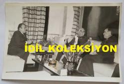 TÜRK HEKİM ve SİYASETÇİ, 1968-1973 İSTANBUL BELEDİYE BAŞKANI DOKTOR FAHRİ ATABEY'İN ORİJİNAL FOTOĞRAFI - 18 x 12 cm EBADINDA - DR. FAHRİ ATABEY, JANDARMA GENEL KOMUTANI ORGENERAL ORHAN YİĞİT ve KURMAY BAŞKANI TÜMGENERAL NECATİ İŞCEN'İ MAKAMINDA AĞIRLARKEN ÇEKİLMİŞ BİR KARE. 2 OCAK 1973