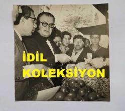 TÜRK HEKİM ve SİYASETÇİ, 1968-1973 İSTANBUL BELEDİYE BAŞKANI DOKTOR FAHRİ ATABEY'İN ORİJİNAL FOTOĞRAFI - 12 x 12 cm EBADINDA - DR. FAHRİ ATABEY, PAZARDA DENETİM YAPTIĞI SIRADA FASULYE TEZGAHININ ÖNÜNDEYKEN ÇEKİLMİŞ BİR KARE. 1969