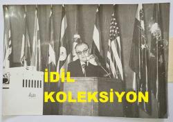 TÜRK HEKİM ve SİYASETÇİ, 1968-1973 İSTANBUL BELEDİYE BAŞKANI DOKTOR FAHRİ ATABEY'İN ORİJİNAL FOTOĞRAFI - 18 x 12 cm EBADINDA - DR. FAHRİ ATABEY, ULUSLARARASI SU KONGRESİNDE KÜRSÜYE ÇIKIP KONUŞMA YAPTIĞI SIRADA ASYA YAKASININ SU SIKINTISINI GİDERMEK İÇİN BOĞAZ ALTINA BORU DÖŞEME PROJESİNDEN BAHSEDERKEN ÇEKİLMİŞ BİR KARE