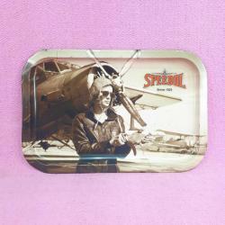 RETRO TARZDA SEPHIA BASKI GENÇ KADIN PİLOT VE PERVANELİ UÇAK GÖRSELLİ SPEEDOL SINCE 1921 TENEKE TEPSİ