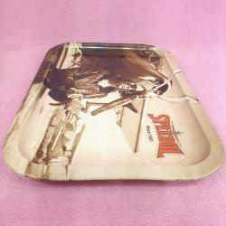 RETRO TARZDA SEPHIA BASKI GENÇ KADIN PİLOT VE PERVANELİ UÇAK GÖRSELLİ SPEEDOL SINCE 1921 TENEKE TEPSİ