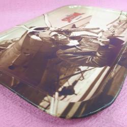 RETRO TARZDA SEPHIA BASKI GENÇ KADIN PİLOT VE PERVANELİ UÇAK GÖRSELLİ SPEEDOL SINCE 1921 TENEKE TEPSİ