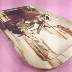 RETRO TARZDA SEPHIA BASKI GENÇ KADIN PİLOT VE PERVANELİ UÇAK GÖRSELLİ SPEEDOL SINCE 1921 TENEKE TEPSİ