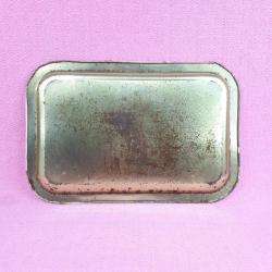 RETRO TARZDA SEPHIA BASKI GENÇ KADIN PİLOT VE PERVANELİ UÇAK GÖRSELLİ SPEEDOL SINCE 1921 TENEKE TEPSİ