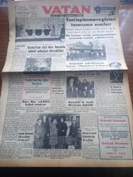 Vatan Gazetesi - Turkish Newspaper - 6 Kasım 1953 - çarkların suyu yazan Ahmet Emin Yalman Başmakale - Atatürk'ün Aziz naaşı başında nöbeti subaylar devraldılar fotoğraf - kız teknik öğretmen okulu öğrencileri diktikleri bayrağı Atatürk'ün tabutu üzerine örterlerken fotoğraf - yeni toplanma ve gösteri tasarısının esasları - İstanbul sokaklarını basan Moskova kabusu - yeni sabahın Moskova ilanlarından Beyazıt meydanı'na asılmış olanlar fotoğraf - Bayram Koçanik'in katli davasına bakıldı fotoğraf - İzmir'de Sümerbank iplik ve dokuma fabrikası açıldı - Cevdet Paşa ve İslam dininin hakiki şekli - Kore'de komünistler esirleri ikna'dan vazgeçiyorlar - Türkiye Köylü Partisi beyanname yayınladı - İstanbul kapılarında fethin büyük tarihi romanı yazan Feridun Fazıl Tülbentçi Yazı Dizisi - öğretim eğitim gençlik köşesi - Veba yazan Albert Camus çeviren Oktay Akbal Yazı Dizisi - sinema tenkitleri yazan Atilla İlhan - Birleşmiş milletler'de Türk dostu bir Türkiyeli Niğdeli Bay Aghnides fotoğraf