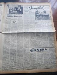 Vatan Gazetesi - Turkish Newspaper - 6 Kasım 1953 - çarkların suyu yazan Ahmet Emin Yalman Başmakale - Atatürk'ün Aziz naaşı başında nöbeti subaylar devraldılar fotoğraf - kız teknik öğretmen okulu öğrencileri diktikleri bayrağı Atatürk'ün tabutu üzerine örterlerken fotoğraf - yeni toplanma ve gösteri tasarısının esasları - İstanbul sokaklarını basan Moskova kabusu - yeni sabahın Moskova ilanlarından Beyazıt meydanı'na asılmış olanlar fotoğraf - Bayram Koçanik'in katli davasına bakıldı fotoğraf - İzmir'de Sümerbank iplik ve dokuma fabrikası açıldı - Cevdet Paşa ve İslam dininin hakiki şekli - Kore'de komünistler esirleri ikna'dan vazgeçiyorlar - Türkiye Köylü Partisi beyanname yayınladı - İstanbul kapılarında fethin büyük tarihi romanı yazan Feridun Fazıl Tülbentçi Yazı Dizisi - öğretim eğitim gençlik köşesi - Veba yazan Albert Camus çeviren Oktay Akbal Yazı Dizisi - sinema tenkitleri yazan Atilla İlhan - Birleşmiş milletler'de Türk dostu bir Türkiyeli Niğdeli Bay Aghnides fotoğraf