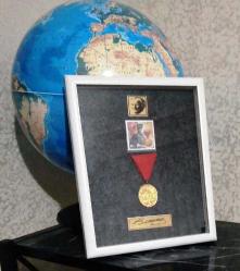 İstiklal Madalyası Yeni Yapım (REPLİKA), GAZİLER GÜNÜ PULU ve MDF Ahşap  Çerçeve  20 cm x 25 cm ölçülerinde Beyaz Resimdeki Ürün Gönderilecektir)