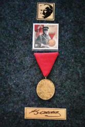 İstiklal Madalyası Yeni Yapım (REPLİKA), GAZİLER GÜNÜ PULU ve MDF Ahşap  Çerçeve  20 cm x 25 cm ölçülerinde Beyaz Resimdeki Ürün Gönderilecektir)