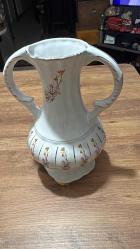 Vintage Kulplu Porselen   Dekoratif Vazo Altlarında ve iç kısımda beyazlıklarda soyulma var ama çiçek koymaya ve Dekorluk olarak kullanmaya engel değil  Boy 25 cm