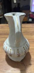 Vintage Kulplu Porselen   Dekoratif Vazo Altlarında ve iç kısımda beyazlıklarda soyulma var ama çiçek koymaya ve Dekorluk olarak kullanmaya engel değil  Boy 25 cm