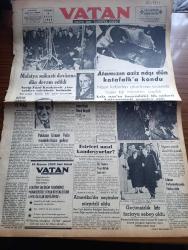 Vatan Gazetesi - Turkish Newspaper - 5 Kasım 1953 - büyük Türkiye ve rolü yazan Ahmet Emin Yalman Başmakale - Malatya suikasti davasına devam edildi - Necip Fazıl Kısakürek yine tahliye talebinde bulundu - Atamızın Aziz naaşını havi olan tabut dün muvakkat kabirden çıkarılırken fotoğraf - Aziz naaşın başındaki ilk nöbeti üniversiteli gençler aldı fotoğraf - Pakistan umumi valisi Ghulam Muhammed memleketimize geliyor - Kore'de esirleri nasıl kandırıyorlar - General Franco yeni ittifakı izah etti - Makbule Atadan ve Başbakan Adnan Menderes Etnografya müzesinden ayrılıyorlar Fotoğraf - sigara çeşidi azaltılmayacak - Krupp boğazda yapılacak asma köprü için mukavele imzalamamış - Türkiye İş Bankası - İstanbul kapılarında fethin büyük tarihi romanı yazan Feridun Fazıl Tülbentçi Yazı Dizisi - İstanbulspor 4 Vefa 2 - Atatürk'ün tabutu vinçle yavaş yavaş dışarı alınıyor fotoğraf - eski bir casus olan İsmail Ege Amerikan kongresi'ne mühim şeyler anlattı fotoğraf - Ayten Çankaya fotoğraf