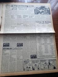 Vatan Gazetesi - Turkish Newspaper - 5 Kasım 1953 - büyük Türkiye ve rolü yazan Ahmet Emin Yalman Başmakale - Malatya suikasti davasına devam edildi - Necip Fazıl Kısakürek yine tahliye talebinde bulundu - Atamızın Aziz naaşını havi olan tabut dün muvakkat kabirden çıkarılırken fotoğraf - Aziz naaşın başındaki ilk nöbeti üniversiteli gençler aldı fotoğraf - Pakistan umumi valisi Ghulam Muhammed memleketimize geliyor - Kore'de esirleri nasıl kandırıyorlar - General Franco yeni ittifakı izah etti - Makbule Atadan ve Başbakan Adnan Menderes Etnografya müzesinden ayrılıyorlar Fotoğraf - sigara çeşidi azaltılmayacak - Krupp boğazda yapılacak asma köprü için mukavele imzalamamış - Türkiye İş Bankası - İstanbul kapılarında fethin büyük tarihi romanı yazan Feridun Fazıl Tülbentçi Yazı Dizisi - İstanbulspor 4 Vefa 2 - Atatürk'ün tabutu vinçle yavaş yavaş dışarı alınıyor fotoğraf - eski bir casus olan İsmail Ege Amerikan kongresi'ne mühim şeyler anlattı fotoğraf - Ayten Çankaya fotoğraf
