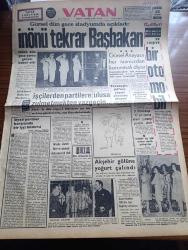 Vatan Gazetesi - Turkish Newspaper - 22 Haziran 1962 - siyasi partiler karşısında bir işçi bildirisi yazan Şevket Süreyya Aydemir Başmakale - Cemal Gürsel Dün stadyumda açıkladı İsmet İnönü tekrar Başbakan - İsmet İnönü dün gece yarısı görevi kabul etti - Amerikan askeri yardım heyeti Kara grup başkanı Tuğgeneral Charles P. Stone Anıtkabir'de fotoğraf - Fethi Tevetoğlu Adalet Partisi'nin resmi sözcüsü oldu - Talat Aydemir 22 Şubat'ın nedenini anlatıyor - Osman Bölükbaşı 17 yıl sonra Demir çizmeyi giydim dedi - Nasrettin hoca festivali'nde Akşehir gölü'ne yoğurt çalındı - İstanbul Belediye Başkanı Kamuran Görgün ekmek fiyatı ve gramajı değişmeyecek dedi - Ev  Kadın Moda - hangi uygarlık yazan Samim Kocagöz - Eichman ve Hiroşima yazan Oktay Akbal - Fas gerekirse Cezayir için asker kullanacak - İstanbul Ankara Radyosu Programı - İstanbul'da sinema programı - Bugünkü Yunanistan Yazan Nizamettin Nazif Tepedelenlioğlu Yazı Dizisi - Fenerbahçe Altı futbolcuyu satıyor -  Kırkpınar güreşleri