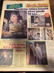 HAFTA SONU GAZETESİ DOĞUM GÜNÜ HEDİYESİ  ( Turkish Newspaper ) - 19 OCAK 1979 -TAM TAKIM 12 SAYFADIR -Rüçhan Adlı-Muazzez Abacı-Türkan Şoray-Nazan Şoray-Şevkat Adlı-Hülya Koçyiğit-Kadir İnanır-Hasan Erdoğan-Yüksel Özkasap-Seçil Heper-Mireille Mathieu-Edip Akbayram-Müjde Ar-Bülent Ersoy Rüçhan Adlı yüzünden 3 kadın isyan halinde-Filiz Akın-Engin Ardıç-Cüneyt Arkın-Sevim Güneri-Yılmaz Güney-Emel Sayın-Nazan Şoray da enişte beye ateş püskürüyor-Bir büyük kayıp-Hayatının rolüne karşılık yirmi günde 10 kilo-Kadir İnanır G.S.’li Erdoğan’ın dayısı-Zeytinburnu burnumda tütüyor-Ölümden dönüşün 10. yılında-Bir postumuz var atarız nerede olsa yatarız-Yüksel Özkasap Gurbetçi-Sahnede tabancaların patladığı gece-Jackie gizlice mi evlendi-Mireille Mathieu’nun İstanbullu ikiz kardeşi-Artık Cemile’nin de diploması var-Edip Akbayram için sultanlık son buldu-Mutlaka bir koca belki bir çocuk-Bülent Ersoy babalardan kaçıyor-haftaya bakış