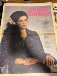 HAFTA SONU GAZETESİ DOĞUM GÜNÜ HEDİYESİ  ( Turkish Newspaper ) - 19 OCAK 1979 -TAM TAKIM 12 SAYFADIR -Rüçhan Adlı-Muazzez Abacı-Türkan Şoray-Nazan Şoray-Şevkat Adlı-Hülya Koçyiğit-Kadir İnanır-Hasan Erdoğan-Yüksel Özkasap-Seçil Heper-Mireille Mathieu-Edip Akbayram-Müjde Ar-Bülent Ersoy Rüçhan Adlı yüzünden 3 kadın isyan halinde-Filiz Akın-Engin Ardıç-Cüneyt Arkın-Sevim Güneri-Yılmaz Güney-Emel Sayın-Nazan Şoray da enişte beye ateş püskürüyor-Bir büyük kayıp-Hayatının rolüne karşılık yirmi günde 10 kilo-Kadir İnanır G.S.’li Erdoğan’ın dayısı-Zeytinburnu burnumda tütüyor-Ölümden dönüşün 10. yılında-Bir postumuz var atarız nerede olsa yatarız-Yüksel Özkasap Gurbetçi-Sahnede tabancaların patladığı gece-Jackie gizlice mi evlendi-Mireille Mathieu’nun İstanbullu ikiz kardeşi-Artık Cemile’nin de diploması var-Edip Akbayram için sultanlık son buldu-Mutlaka bir koca belki bir çocuk-Bülent Ersoy babalardan kaçıyor-haftaya bakış