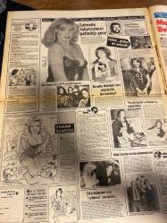 HAFTA SONU GAZETESİ DOĞUM GÜNÜ HEDİYESİ  ( Turkish Newspaper ) - 19 OCAK 1979 -TAM TAKIM 12 SAYFADIR -Rüçhan Adlı-Muazzez Abacı-Türkan Şoray-Nazan Şoray-Şevkat Adlı-Hülya Koçyiğit-Kadir İnanır-Hasan Erdoğan-Yüksel Özkasap-Seçil Heper-Mireille Mathieu-Edip Akbayram-Müjde Ar-Bülent Ersoy Rüçhan Adlı yüzünden 3 kadın isyan halinde-Filiz Akın-Engin Ardıç-Cüneyt Arkın-Sevim Güneri-Yılmaz Güney-Emel Sayın-Nazan Şoray da enişte beye ateş püskürüyor-Bir büyük kayıp-Hayatının rolüne karşılık yirmi günde 10 kilo-Kadir İnanır G.S.’li Erdoğan’ın dayısı-Zeytinburnu burnumda tütüyor-Ölümden dönüşün 10. yılında-Bir postumuz var atarız nerede olsa yatarız-Yüksel Özkasap Gurbetçi-Sahnede tabancaların patladığı gece-Jackie gizlice mi evlendi-Mireille Mathieu’nun İstanbullu ikiz kardeşi-Artık Cemile’nin de diploması var-Edip Akbayram için sultanlık son buldu-Mutlaka bir koca belki bir çocuk-Bülent Ersoy babalardan kaçıyor-haftaya bakış