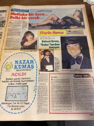 HAFTA SONU GAZETESİ DOĞUM GÜNÜ HEDİYESİ  ( Turkish Newspaper ) - 19 OCAK 1979 -TAM TAKIM 12 SAYFADIR -Rüçhan Adlı-Muazzez Abacı-Türkan Şoray-Nazan Şoray-Şevkat Adlı-Hülya Koçyiğit-Kadir İnanır-Hasan Erdoğan-Yüksel Özkasap-Seçil Heper-Mireille Mathieu-Edip Akbayram-Müjde Ar-Bülent Ersoy Rüçhan Adlı yüzünden 3 kadın isyan halinde-Filiz Akın-Engin Ardıç-Cüneyt Arkın-Sevim Güneri-Yılmaz Güney-Emel Sayın-Nazan Şoray da enişte beye ateş püskürüyor-Bir büyük kayıp-Hayatının rolüne karşılık yirmi günde 10 kilo-Kadir İnanır G.S.’li Erdoğan’ın dayısı-Zeytinburnu burnumda tütüyor-Ölümden dönüşün 10. yılında-Bir postumuz var atarız nerede olsa yatarız-Yüksel Özkasap Gurbetçi-Sahnede tabancaların patladığı gece-Jackie gizlice mi evlendi-Mireille Mathieu’nun İstanbullu ikiz kardeşi-Artık Cemile’nin de diploması var-Edip Akbayram için sultanlık son buldu-Mutlaka bir koca belki bir çocuk-Bülent Ersoy babalardan kaçıyor-haftaya bakış