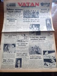 Vatan Gazetesi - Turkish Newspaper - 17 Eylül 1953 - Yabancı Sermaye teşvik Ediliyor - Portsmouth'dan İntibalar Yazan Ahmet Emin Yalman Başmakale - Kore'de Esir Düşen Subay Ve Erlerimizden İlk Kafile Geldi fotoğraf - Vatan Gazetesi Saidi Kürdi Davası - Çok Çirkin Bir Karikatür - Avrupa Güzeli Sylvaine Carpentier Bugün Gidiyor - Yeşil Gözlü Soledad Yazan Greta Granor Yazı Dizisi - Devlet Havayolları'nın Hac Seferleri Bitti - Hoş Memo Karikatür Çizen Al Capp - Yeni Bir Radar Cihazı Yapıldı - Afrika'da 4 Ay Yazan Tunç Yalman Yazı Dizisi - İstanbul Kapılarında Fethin Büyük Tarihi Romanı Yazan Feridun Fazıl Tülbentçi Yazı Dizisi - Öğretim Eğitim Gençlik Köşesi - Kore Köprüleri Yazan James Michener Yazı Dizisi - Mühendis Selahattin Genç'in İcadı - Batı Trakya Türkleri - Maltepe'de Bir Çeşme Açıldı - Maya Sanat Galerisi Dün Açıldı - Electro Düdüklü Tencere - Krem Pertev - İstanbul Ankara İzmir Teknik Üniversite Radyosu Programı - Bulmaca - Good Year Lastikleri