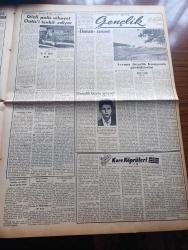 Vatan Gazetesi - Turkish Newspaper - 17 Eylül 1953 - Yabancı Sermaye teşvik Ediliyor - Portsmouth'dan İntibalar Yazan Ahmet Emin Yalman Başmakale - Kore'de Esir Düşen Subay Ve Erlerimizden İlk Kafile Geldi fotoğraf - Vatan Gazetesi Saidi Kürdi Davası - Çok Çirkin Bir Karikatür - Avrupa Güzeli Sylvaine Carpentier Bugün Gidiyor - Yeşil Gözlü Soledad Yazan Greta Granor Yazı Dizisi - Devlet Havayolları'nın Hac Seferleri Bitti - Hoş Memo Karikatür Çizen Al Capp - Yeni Bir Radar Cihazı Yapıldı - Afrika'da 4 Ay Yazan Tunç Yalman Yazı Dizisi - İstanbul Kapılarında Fethin Büyük Tarihi Romanı Yazan Feridun Fazıl Tülbentçi Yazı Dizisi - Öğretim Eğitim Gençlik Köşesi - Kore Köprüleri Yazan James Michener Yazı Dizisi - Mühendis Selahattin Genç'in İcadı - Batı Trakya Türkleri - Maltepe'de Bir Çeşme Açıldı - Maya Sanat Galerisi Dün Açıldı - Electro Düdüklü Tencere - Krem Pertev - İstanbul Ankara İzmir Teknik Üniversite Radyosu Programı - Bulmaca - Good Year Lastikleri