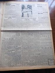 Vatan Gazetesi - Turkish Newspaper - 17 Eylül 1953 - Yabancı Sermaye teşvik Ediliyor - Portsmouth'dan İntibalar Yazan Ahmet Emin Yalman Başmakale - Kore'de Esir Düşen Subay Ve Erlerimizden İlk Kafile Geldi fotoğraf - Vatan Gazetesi Saidi Kürdi Davası - Çok Çirkin Bir Karikatür - Avrupa Güzeli Sylvaine Carpentier Bugün Gidiyor - Yeşil Gözlü Soledad Yazan Greta Granor Yazı Dizisi - Devlet Havayolları'nın Hac Seferleri Bitti - Hoş Memo Karikatür Çizen Al Capp - Yeni Bir Radar Cihazı Yapıldı - Afrika'da 4 Ay Yazan Tunç Yalman Yazı Dizisi - İstanbul Kapılarında Fethin Büyük Tarihi Romanı Yazan Feridun Fazıl Tülbentçi Yazı Dizisi - Öğretim Eğitim Gençlik Köşesi - Kore Köprüleri Yazan James Michener Yazı Dizisi - Mühendis Selahattin Genç'in İcadı - Batı Trakya Türkleri - Maltepe'de Bir Çeşme Açıldı - Maya Sanat Galerisi Dün Açıldı - Electro Düdüklü Tencere - Krem Pertev - İstanbul Ankara İzmir Teknik Üniversite Radyosu Programı - Bulmaca - Good Year Lastikleri