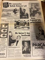 HAFTA SONU GAZETESİ DOĞUM GÜNÜ HEDİYESİ  ( Turkish Newspaper ) - 16 ŞUBAT 1979 -TAM TAKIM 12 SAYFADIR -Süreyya-Farah Pehlevi-Hülya Koçyiğit-Türkan Şoray-Cüneyt Arkın-Muazzez Abacı-Kemal Sunal-Fatma Girik-Göksel Arsoy-Deniz Uğur-Tülay Tuncer-Serpil Barlas-Parhan Sayın-Ömür Göksel-Saadet Sun-Kirk Douglas-Farrah Fawcett-Ajda Pekkan-Seher Şeniz-Yeliz-Bülent Ersoy-Sevim Çağlayan-Ferit Cansel-Gönül Alpay-Leyla Sayar-Fikret Hakan-Ayla Algan-Farah’ın sonu beter olacak-Farah ve Süreyya’yı sizler için yorumladılar-Kemal Sunal fırtınayı atlattı-Bir bacak bir milyon-Bir zamanlar Şafak Bekçisiydi-Kuzu Kapama’yla gelen kısmet-Bu burun 2. kez kesilecek-Ah şu görümcem olmasa-1460 günüm yandı ha yandı-Yeşilçam’ın iki gazisi-Ömür Göksel akıllanmıyor-Benim de kalbim var-İşte Seher Şeniz’e abayı yakan Elmas Kralı-Hem sesi hem yüzü değişti-Vermek ya da vermemek-haftaya bakış Kahkaha bilmecesi karikatürü-Süheyl Danişoğlu