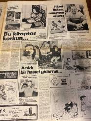 HAFTA SONU GAZETESİ DOĞUM GÜNÜ HEDİYESİ  ( Turkish Newspaper ) - 16 ŞUBAT 1979 -TAM TAKIM 12 SAYFADIR -Süreyya-Farah Pehlevi-Hülya Koçyiğit-Türkan Şoray-Cüneyt Arkın-Muazzez Abacı-Kemal Sunal-Fatma Girik-Göksel Arsoy-Deniz Uğur-Tülay Tuncer-Serpil Barlas-Parhan Sayın-Ömür Göksel-Saadet Sun-Kirk Douglas-Farrah Fawcett-Ajda Pekkan-Seher Şeniz-Yeliz-Bülent Ersoy-Sevim Çağlayan-Ferit Cansel-Gönül Alpay-Leyla Sayar-Fikret Hakan-Ayla Algan-Farah’ın sonu beter olacak-Farah ve Süreyya’yı sizler için yorumladılar-Kemal Sunal fırtınayı atlattı-Bir bacak bir milyon-Bir zamanlar Şafak Bekçisiydi-Kuzu Kapama’yla gelen kısmet-Bu burun 2. kez kesilecek-Ah şu görümcem olmasa-1460 günüm yandı ha yandı-Yeşilçam’ın iki gazisi-Ömür Göksel akıllanmıyor-Benim de kalbim var-İşte Seher Şeniz’e abayı yakan Elmas Kralı-Hem sesi hem yüzü değişti-Vermek ya da vermemek-haftaya bakış Kahkaha bilmecesi karikatürü-Süheyl Danişoğlu