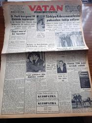 Vatan Gazetesi - Turkish Newspaper - 22 Ağustos 1954 - gayri mesul bir hareket yazan Ahmet Emin Yalman Başmakale - Demokrat Parti Kongresi 20 ekimde toplanıyor - Ticaret bakanı Sıtkı Yırcalı İzmir fuarının açılışında konuşuyor fotoğraf - Türkiye Kıbrıs meselesini yakından takip ediyor - Türk ve buzdolabı satan tacirlerin etikete itirazı - Başvekil Adnan Menderes gazetecilerin yemeğinde bulundu fotoğraf - yeni polislere Dün diploma verildi fotoğraf - Sovyet casusu Yatsikof 30 yıl hapse mahkum oldu - cumhurbaşkanı Celal Bayar'ın Tito'ya Armağan edeceği atlar fotoğraf - Gülhane sergisi hesapları inceleniyor - Boğaziçi sigaraları değişti - Tef mecmuası toplattırıldı - Fahrettin Kerim Gökay İsviçre'de Migrosçularla görüşecek - Amerikalı film artisti Douglas Fairbanks sabah Türkiye'de ayrılıyor Fotoğraf - Osmanlı tarihinde sayfalar yazan Feridun Fazıl Tülbentçi Yazı Dizisi - General Ali Fuat Cebesoy'un siyasi hatıraları Yazı Dizisi - Gina Lollobrigida fotoğraf - Good Year Lastikleri