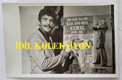 YEŞİLÇAM OYUNCUSU TANJU KOREL'İN ORİJİNAL FOTOĞRAFI - 18 x 12 cm EBADINDA - TANJU KOREL, ''KAN DÖKMEZ REMZİ'' FİLM AFİŞİNİN ÖNÜNDE POZ VERİRKEN ÇEKİLMİŞ BİR KARE