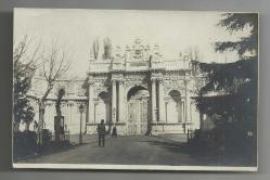 ÇOK ESKİ GÜNLERDEN DOLMABAHÇE SARAYI YAN GİRİŞ KAPISI TEMALI FOTOĞRAF...