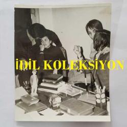 YEŞİLÇAM OYUNCUSU TANJU KOREL'İN ORİJİNAL FOTOĞRAFI - 12 x 10 cm EBADINDA - TANJU KOREL, HÜLYA DARCAN'A SARILIRKEN ÇEKİLMİŞ BİR KARE