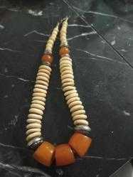 Erken Cumhuriyet dönemi kehribar ve kemikten yapılmış  alman gümüşü süslemeler bulunan gerdanlık. toplam ağırlığı 130 gramdır.