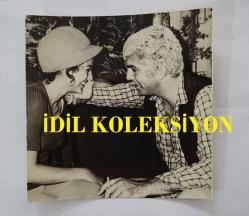 YEŞİLÇAM OYUNCUSU TANJU KOREL'İN ORİJİNAL FOTOĞRAFI - 11 x 11 cm EBADINDA - TANJU KOREL ve HÜLYA DARCAN BİR YEŞİLÇAM FİLMİNDE AYNI KAREDELER