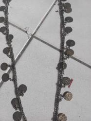 Erken Cumhuriyet dönemi alman gümüşü  penezlerle süslenmiş alt bölümde iki iri firuze va arslan başı işlenmiş tümüyle el  işi çok nadir  erken cumhuriyet dönemi gerdanlık