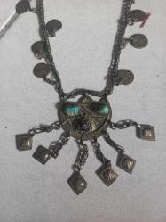 Erken Cumhuriyet dönemi alman gümüşü  penezlerle süslenmiş alt bölümde iki iri firuze va arslan başı işlenmiş tümüyle el  işi çok nadir  erken cumhuriyet dönemi gerdanlık