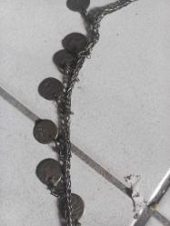 Erken Cumhuriyet dönemi alman gümüşü  penezlerle süslenmiş alt bölümde iki iri firuze va arslan başı işlenmiş tümüyle el  işi çok nadir  erken cumhuriyet dönemi gerdanlık