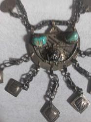 Erken Cumhuriyet dönemi alman gümüşü  penezlerle süslenmiş alt bölümde iki iri firuze va arslan başı işlenmiş tümüyle el  işi çok nadir  erken cumhuriyet dönemi gerdanlık