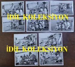 YEŞİLÇAM OYUNCUSU TANJU KOREL'İN ORİJİNAL 10'LU FOTOĞRAF SETİ - 14 x 9 cm EBADINDA - TANJU KOREL, BİR KIYIDA PİKNİK YAPTIĞI TURİSTLERLE BİRLİKTE YEMEK YERKEN ve BİR KOÇA İÇKİ İÇİRİRKEN ÇEKİLMİŞ 10 FARKLI KARE