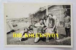 YEŞİLÇAM OYUNCUSU TANJU KOREL'İN ORİJİNAL 10'LU FOTOĞRAF SETİ - 14 x 9 cm EBADINDA - TANJU KOREL, BİR KIYIDA PİKNİK YAPTIĞI TURİSTLERLE BİRLİKTE YEMEK YERKEN ve BİR KOÇA İÇKİ İÇİRİRKEN ÇEKİLMİŞ 10 FARKLI KARE