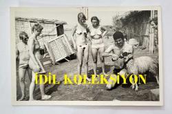 YEŞİLÇAM OYUNCUSU TANJU KOREL'İN ORİJİNAL 10'LU FOTOĞRAF SETİ - 14 x 9 cm EBADINDA - TANJU KOREL, BİR KIYIDA PİKNİK YAPTIĞI TURİSTLERLE BİRLİKTE YEMEK YERKEN ve BİR KOÇA İÇKİ İÇİRİRKEN ÇEKİLMİŞ 10 FARKLI KARE