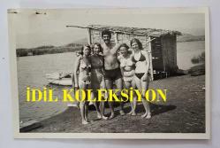 YEŞİLÇAM OYUNCUSU TANJU KOREL'İN ORİJİNAL 10'LU FOTOĞRAF SETİ - 14 x 9 cm EBADINDA - TANJU KOREL, BİR KIYIDA PİKNİK YAPTIĞI TURİSTLERLE BİRLİKTE YEMEK YERKEN ve BİR KOÇA İÇKİ İÇİRİRKEN ÇEKİLMİŞ 10 FARKLI KARE