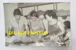 YEŞİLÇAM OYUNCUSU TANJU KOREL'İN ORİJİNAL 3'LÜ FOTOĞRAF SETİ - 14 x 9 cm EBADINDA - TANJU KOREL, HÜLYA DARCAN'LA BİRLİKTE BUTİKTE KUMAŞ SEÇERKEN ÇEKİLMİŞ 3 FARKLI KARE